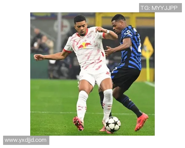 欧冠激战曼联与莱比锡握手言和精彩瞬间引发全场热烈反响